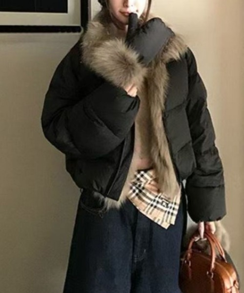 LUCPY(ラクピー)の「ビッグカラーエコファー付きショート中綿ジャケット(その他アウター・レディース・ブラック/ホワイト・LARGE/MEDIUM/SMALL/X-LARGE)」の1枚目の写真