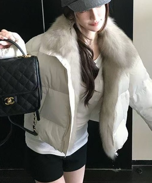 LUCPY(ラクピー)の「ビッグカラーエコファー付きショート中綿ジャケット(その他アウター・レディース・ブラック/ホワイト・LARGE/MEDIUM/SMALL/X-LARGE)」の4枚目の写真