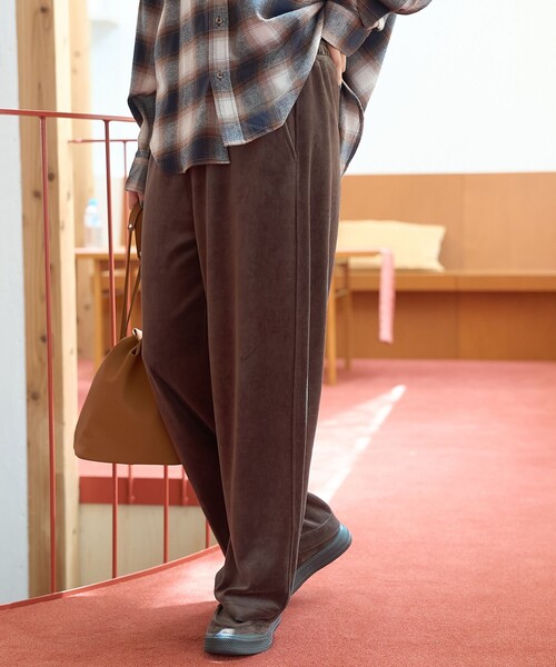 coen(コーエン)の「フェレットライクベロアイージーワイドパンツ(その他パンツ・レディース・ケリーグリーン/ベージュ/グレー/ダークブラウン/ブラック/ナチュラル・M/L)」の3枚目の写真
