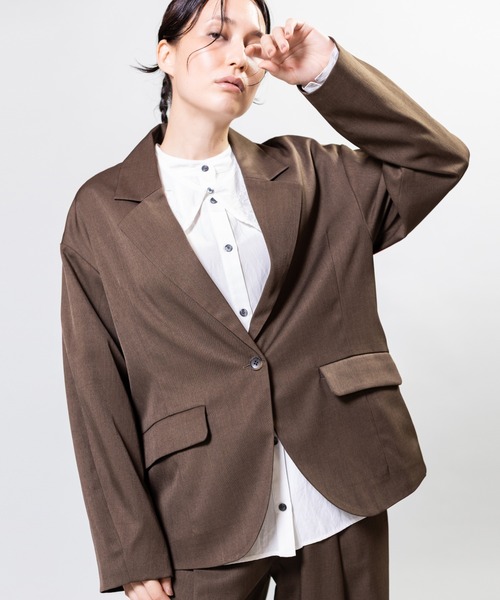 OSMOSIS(オズモーシス)の「バックボタンテーラードジャケット(テーラードジャケット・レディース・ブラック/グレイッシュベージュ/カーキブラウン・ONE SIZE)」の3枚目の写真