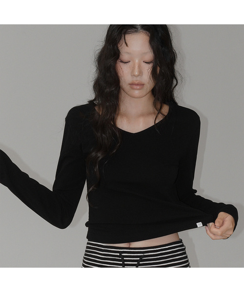 TWEE(トゥウィー)の「ルアル ベーシック Vネック長袖Tシャツ(Tシャツ/カットソー・レディース・チャコールグレー/ブラック・FREE)」の2枚目の写真