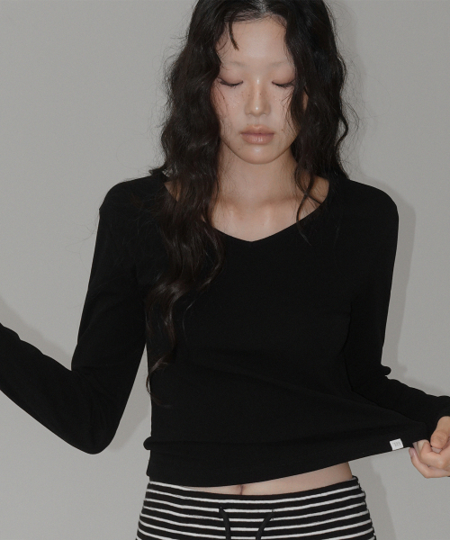 TWEE(トゥウィー)の「ルアル ベーシック Vネック長袖Tシャツ(Tシャツ/カットソー・レディース・チャコールグレー/ブラック・FREE)」の3枚目の写真