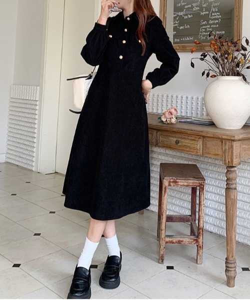 &soiree(アンドソワレ)の「ゴールドボタンスタンドカラーフレアワンピース(ワンピース・レディース・ブラック・LARGE/X-LARGE/MEDIUM)」の5枚目の写真