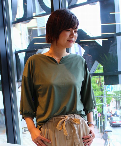 koe（コエ）の「・キーネック袖ボリュームプルオーバー（Tシャツ/カットソー・レディース・オフホワイト/ライトブラウン/カーキ/ネイビー・FREE）」の3枚目の写真