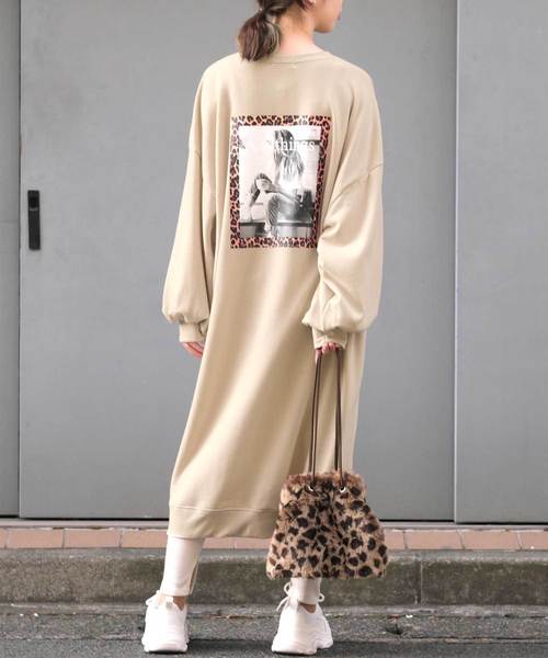ANDJ(アンドジェイ)の「背中フォトプリントビッグシルエットスウェットワンピース(ワンピース)」|ベージュ