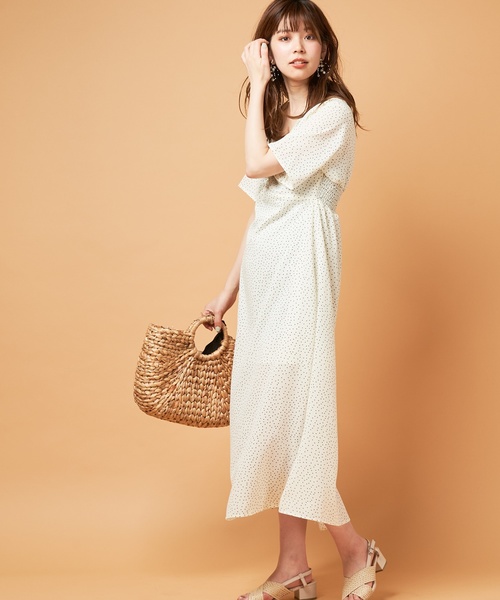 natural couture(ナチュラルクチュール)の「すっきりAラインレトロワンピース(ワンピース・レディース・オフホワイト/ブラック/モカ/ベージュ/グリーン/ネイビー・FREE)」の2枚目の写真