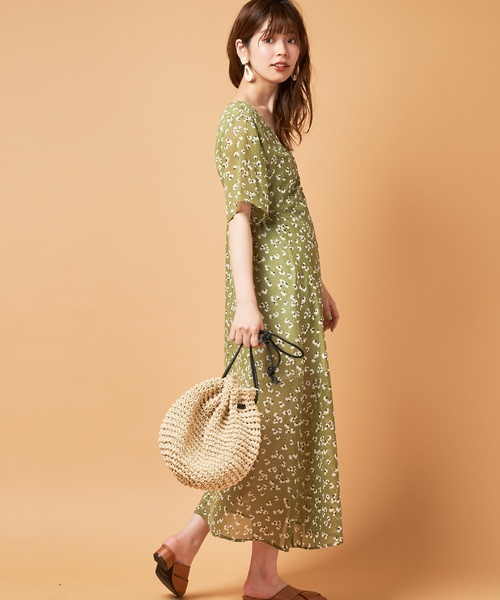 natural couture(ナチュラルクチュール)の「すっきりAラインレトロワンピース(ワンピース・レディース・オフホワイト/ブラック/モカ/ベージュ/グリーン/ネイビー・FREE)」の5枚目の写真