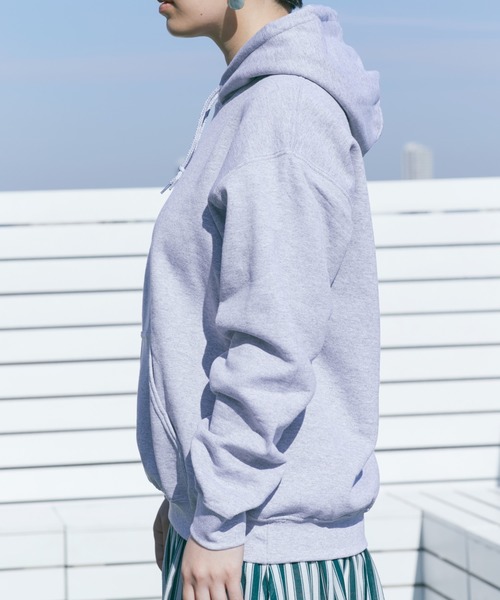 GILDAN(ギルダン)の「GILDANギルダン 裏起毛 スーパービッグシルエットドロップショルダーフードパーカー(パーカー・レディース・ホワイト/チャコールグレー/ブラック/ネイビー/ブラウン/グレー/ゴールド/サンドベージュ/グリーン系その他/マルーン・S/M/L/XL)」の16枚目の写真