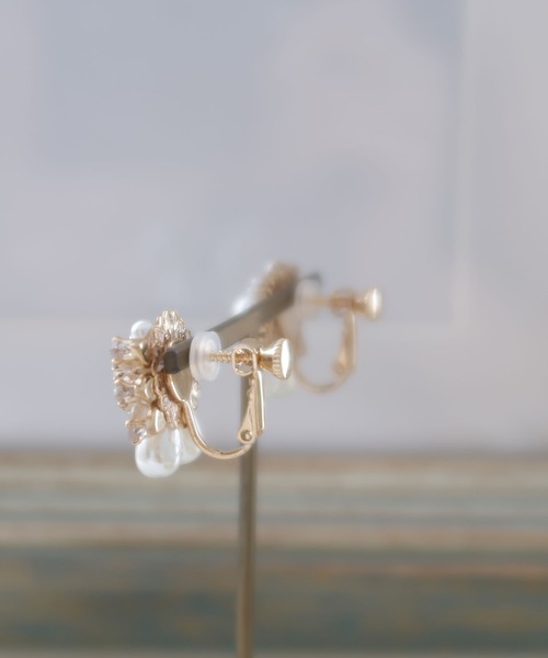 Cupid Heart（キューピッドハート）の「【Cupid Heart】結婚式イヤリング ガーデニアイヤリング（イヤリング・レディース・ベージュ・MEDIUM）」の5枚目の写真