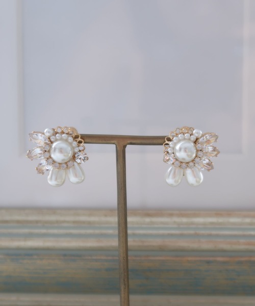 Cupid Heart（キューピッドハート）の「【Cupid Heart】結婚式イヤリング ガーデニアイヤリング（イヤリング・レディース・ベージュ・MEDIUM）」の6枚目の写真