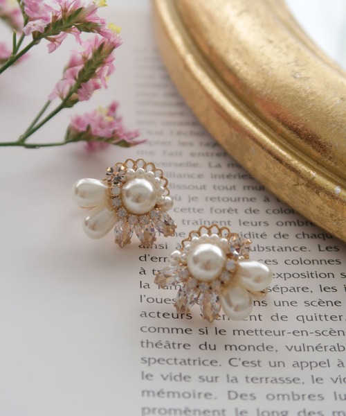 Cupid Heart（キューピッドハート）の「【Cupid Heart】結婚式イヤリング ガーデニアイヤリング（イヤリング・レディース・ベージュ・MEDIUM）」の3枚目の写真