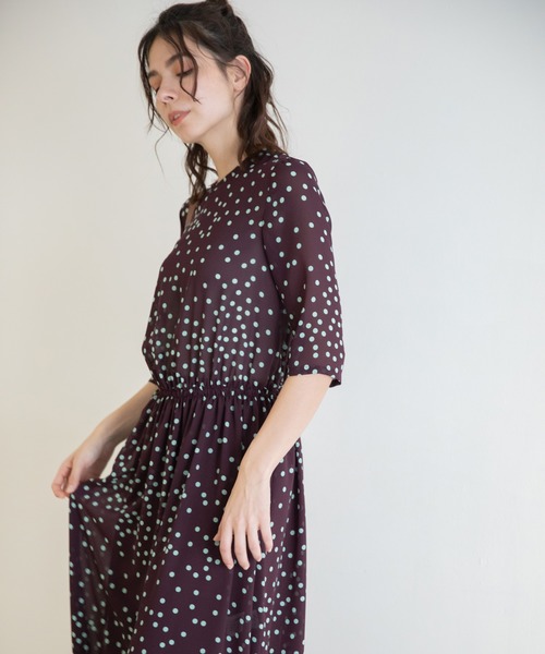 Munich(ミューニック)の「ポルカドットジョーゼットロングワンピース(ワンピース・レディース・ライトベージュ/ダークパープル/ブラック・FREE)」の7枚目の写真