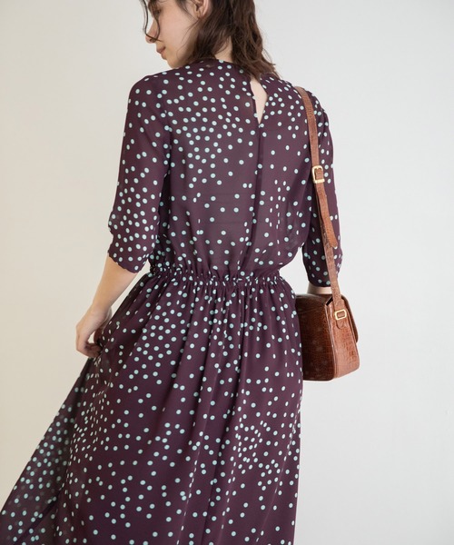 Munich(ミューニック)の「ポルカドットジョーゼットロングワンピース(ワンピース・レディース・ライトベージュ/ダークパープル/ブラック・FREE)」の8枚目の写真