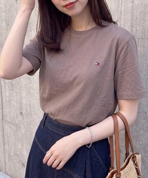 TOMMY（トミー）の「何枚あっても重宝する！ペアコーデにもピッタリ！大きめのサイジング【TOMMY HILFIGER】CORE FLAG CREW NECK TEE 09T3139 ワンポイント刺繍TEEシャツ ベーシッククルーネック半袖Tシャツ ビッグシルエット（Tシャツ/カットソー）」