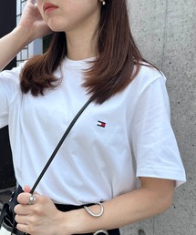 TOMMY HILFIGER（トミーヒルフィガー）の「何枚あっても重宝する！ペアコーデにもピッタリ！少し大きめのサイジング【TOMMY HILFIGER】CORE FLAG CREW NECK TEE 09T3139 ワンポイント刺繍TEEシャツ ベーシッククルーネック半袖Tシャツ ビッグシルエット（Tシャツ/カットソー）」