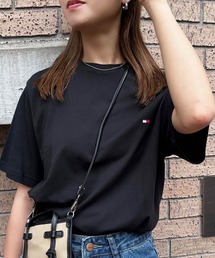TOMMY HILFIGER（トミーヒルフィガー）の「何枚あっても重宝する！ペアコーデにもピッタリ！少し大きめのサイジング【TOMMY HILFIGER】CORE FLAG CREW NECK TEE 09T3139 ワンポイント刺繍TEEシャツ ベーシッククルーネック半袖Tシャツ ビッグシルエット（Tシャツ/カットソー）」