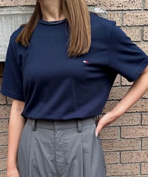 TOMMY（トミー）の「何枚あっても重宝する！ペアコーデにもピッタリ！大きめのサイジング【TOMMY HILFIGER】CORE FLAG CREW NECK TEE 09T3139 ワンポイント刺繍TEEシャツ ベーシッククルーネック半袖Tシャツ ビッグシルエット（Tシャツ/カットソー）」