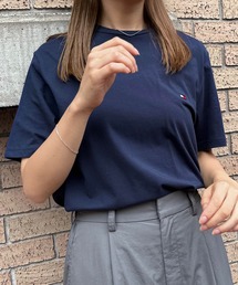 TOMMY HILFIGER（トミーヒルフィガー）の「何枚あっても重宝する！ペアコーデにもピッタリ！少し大きめのサイジング【TOMMY HILFIGER】CORE FLAG CREW NECK TEE 09T3139 ワンポイント刺繍TEEシャツ ベーシッククルーネック半袖Tシャツ ビッグシルエット（Tシャツ/カットソー）」