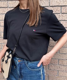 TOMMY（トミー）の「何枚あっても重宝する！ペアコーデにもピッタリ！大きめのサイジング【TOMMY HILFIGER】CORE FLAG CREW NECK TEE 09T3139 ワンポイント刺繍TEEシャツ ベーシッククルーネック半袖Tシャツ ビッグシルエット（Tシャツ/カットソー）」
