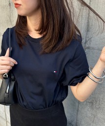 TOMMY HILFIGER（トミーヒルフィガー）の「何枚あっても重宝する！ペアコーデにもピッタリ！少し大きめのサイジング【TOMMY HILFIGER】CORE FLAG CREW NECK TEE 09T3139 ワンポイント刺繍TEEシャツ ベーシッククルーネック半袖Tシャツ ビッグシルエット（Tシャツ/カットソー）」