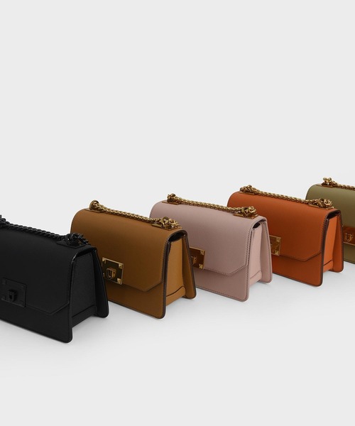 【 】プッシュロック開封 クロスボディバッグ★ CHARLES & KEITH（チャールズ & キース）の「クラシックボクシー