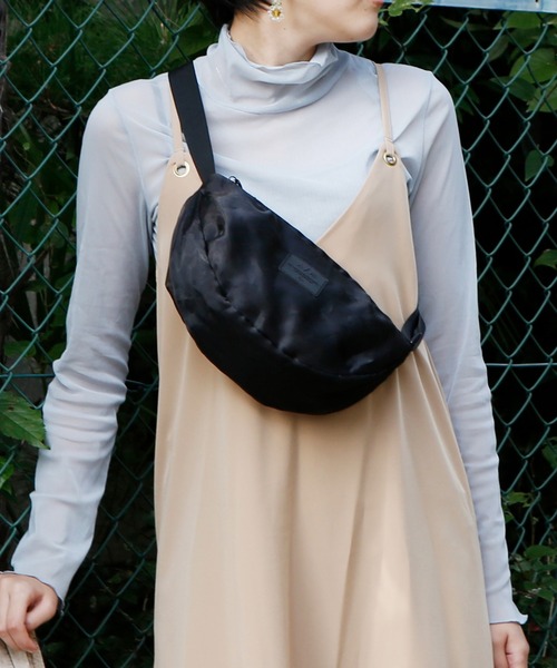 ACCOMMODE（アコモデ）の「シアーユースミニバッグ（ボディバッグ/ウエストポーチ・レディース・ブラック/ベージュ/カーキ・FREE）」の9枚目の写真