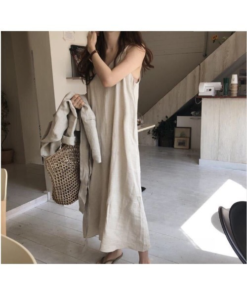 Ritzy（リッツィー）の「大人シルエット　ゆったりシルエットロング丈キャミソールワンピース（ワンピース・レディース・ブラック/ベージュ/サックスブルー・FREE）」の8枚目の写真