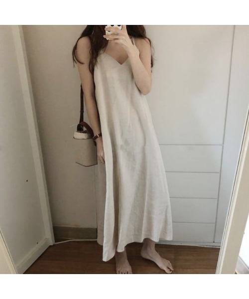 Ritzy（リッツィー）の「大人シルエット　ゆったりシルエットロング丈キャミソールワンピース（ワンピース・レディース・ブラック/ベージュ/サックスブルー・FREE）」の11枚目の写真