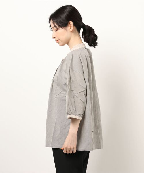 Samansa Mos2（サマンサ モスモス）の「クレリックフリルブラウス（シャツ/ブラウス・レディース・キナリ/グレー/ブルー・ﾌﾘ-）」の4枚目の写真