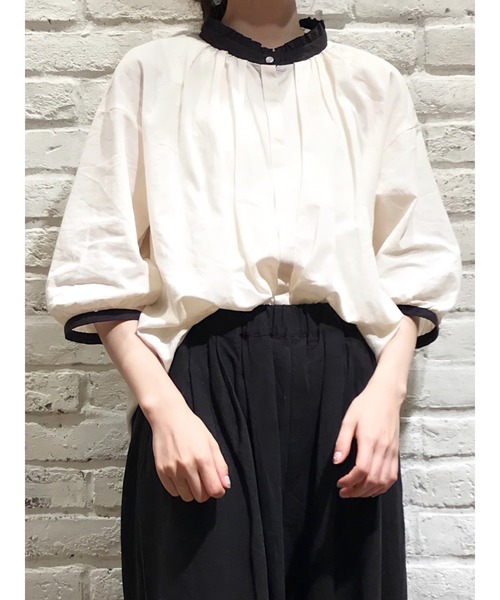 Samansa Mos2（サマンサ モスモス）の「クレリックフリルブラウス（シャツ/ブラウス・レディース・キナリ/グレー/ブルー・ﾌﾘ-）」の2枚目の写真