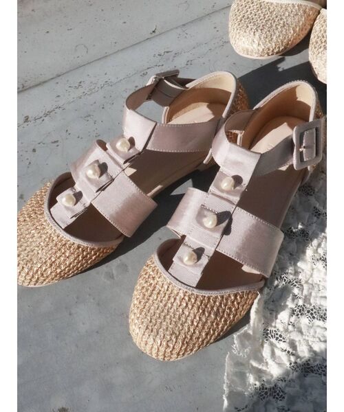 merry jenny（メリージェニー）の「箔グログランベルトシューズ（パンプス・レディース・オフホワイト/ベージュ・MEDIUM/LARGE）」の4枚目の写真