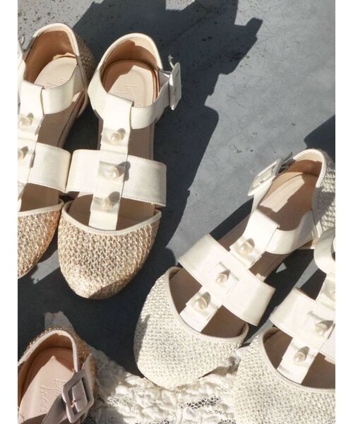 merry jenny（メリージェニー）の「箔グログランベルトシューズ（パンプス・レディース・オフホワイト/ベージュ・MEDIUM/LARGE）」の6枚目の写真