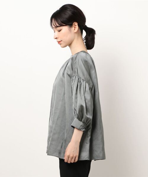 NATURAL BEAUTY BASIC（ナチュラルビューティーベーシック）の「【Petit LUXE】シルキーサテン2WAYブラウス（シャツ/ブラウス・レディース・グレー系その他/ベージュ/ラベンダー・SMALL/MEDIUM）」の4枚目の写真