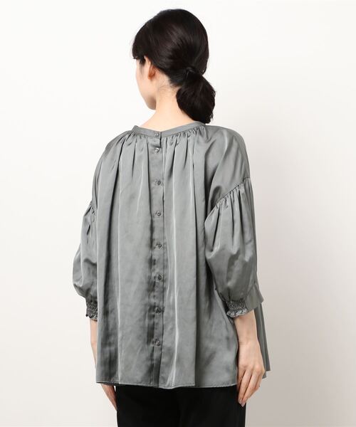 NATURAL BEAUTY BASIC（ナチュラルビューティーベーシック）の「【Petit LUXE】シルキーサテン2WAYブラウス（シャツ/ブラウス・レディース・グレー系その他/ベージュ/ラベンダー・SMALL/MEDIUM）」の6枚目の写真