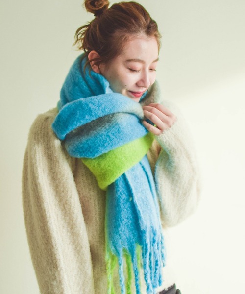 Ray BEAMS(レイビームス)の「Ray BEAMS / ビッグ ブークレ マフラー(マフラー・レディース・オレンジ/ブルー・ONE SIZE)」の2枚目の写真