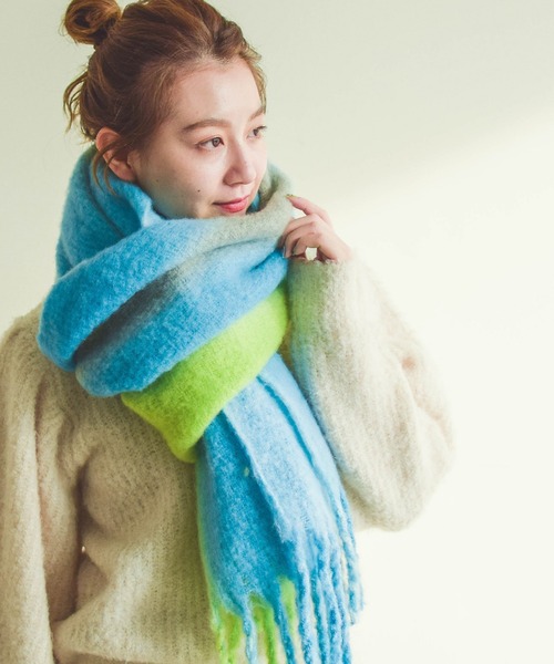 Ray BEAMS(レイビームス)の「Ray BEAMS / ビッグ ブークレ マフラー(マフラー・レディース・オレンジ/ブルー・ONE SIZE)」の14枚目の写真