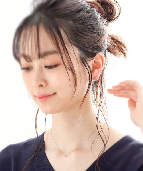 COCOSHNIK(ココシュニック)の「K10ダイヤモンド 透かし長角 ポストフープピアス(ピアス(両耳用)・レディース・アイボリー系・00)」の3枚目の写真