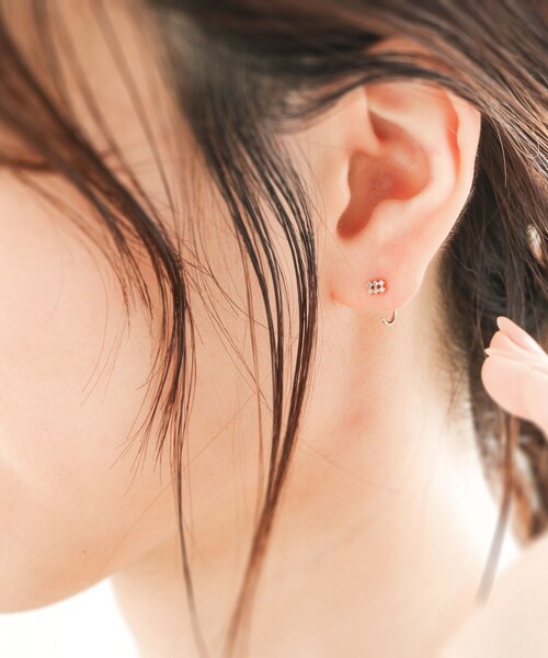 COCOSHNIK(ココシュニック)の「K10ダイヤモンド 透かし長角 ポストフープピアス(ピアス(両耳用)・レディース・アイボリー系・00)」の8枚目の写真