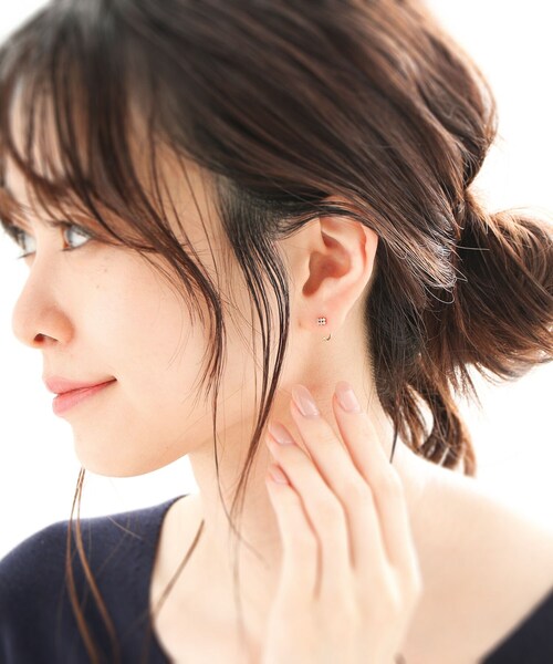 COCOSHNIK(ココシュニック)の「K10ダイヤモンド 透かし長角 ポストフープピアス(ピアス(両耳用)・レディース・アイボリー系・00)」の9枚目の写真