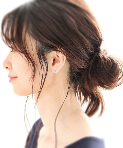 COCOSHNIK(ココシュニック)の「K10ダイヤモンド 透かし長角 ポストフープピアス(ピアス(両耳用)・レディース・アイボリー系・00)」の11枚目の写真