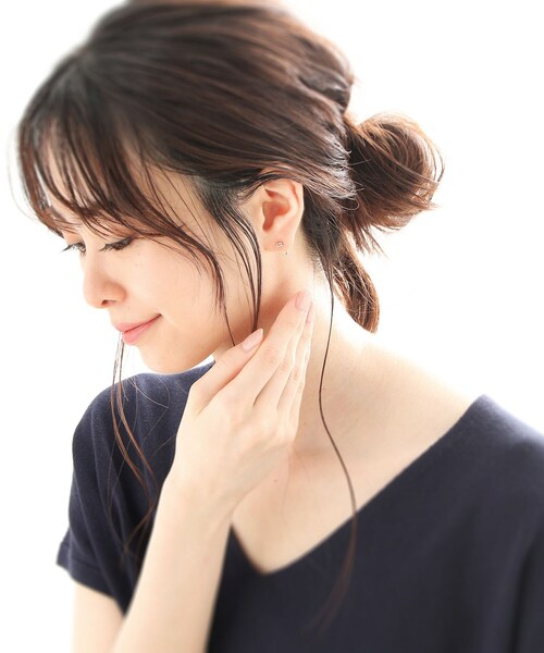 COCOSHNIK(ココシュニック)の「K10ダイヤモンド 透かし長角 ポストフープピアス(ピアス(両耳用)・レディース・アイボリー系・00)」の12枚目の写真