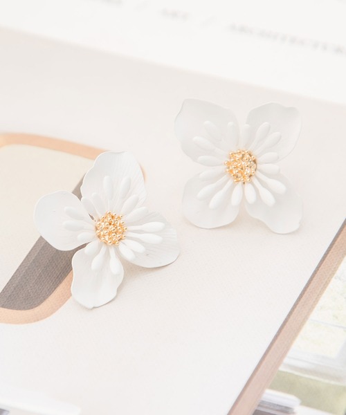 Newlyme（ニューリーミー）の「マットフラワーピアスｏｒイヤリング（ピアス（両耳用）・レディース・ホワイト/ホワイト系その他・FREE）」の7枚目の写真