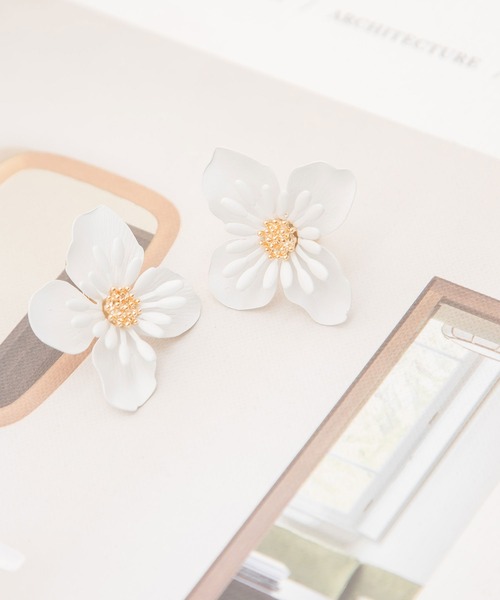 Newlyme（ニューリーミー）の「マットフラワーピアスｏｒイヤリング（ピアス（両耳用）・レディース・ホワイト/ホワイト系その他・FREE）」の5枚目の写真