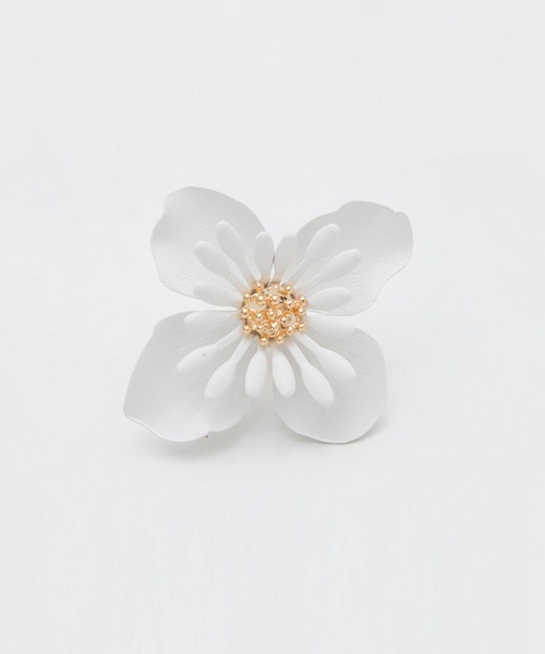 Newlyme（ニューリーミー）の「マットフラワーピアスｏｒイヤリング（ピアス（両耳用）・レディース・ホワイト/ホワイト系その他・FREE）」の3枚目の写真