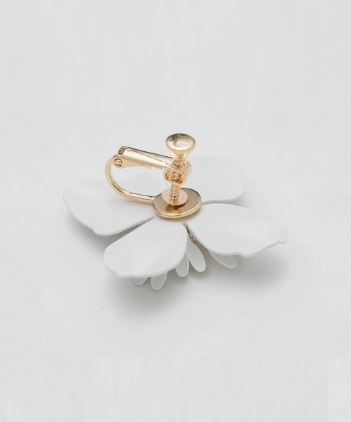 Newlyme（ニューリーミー）の「マットフラワーピアスｏｒイヤリング（ピアス（両耳用）・レディース・ホワイト/ホワイト系その他・FREE）」の4枚目の写真