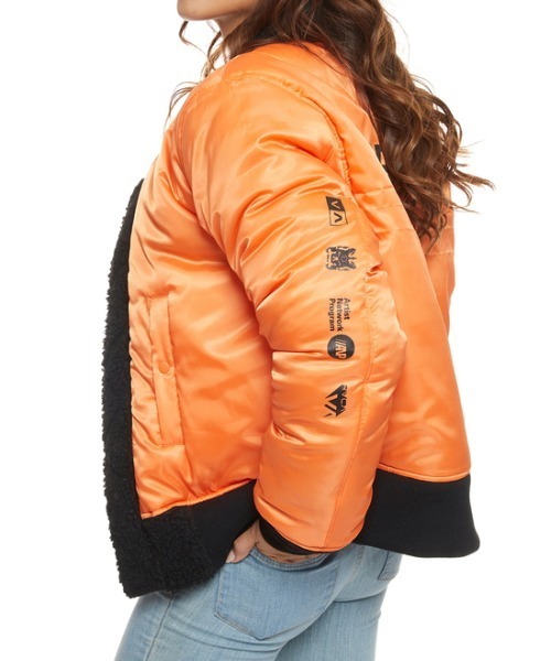 RVCA(ルーカ)の「RVCA レディース HOTH MA-1 JACKET ジャケット【2021年秋冬モデル】/ルーカリバーシブルボアブルゾン(ブルゾン・レディース・ブラック/ナチュラル/スカイブルー・X-SMALL/SMALL)」の6枚目の写真