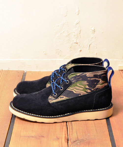 Danner X-LARGEチャッカブーツ Danner（ダナー）の「XLARGE×Danner 3 HOLE CHAKKA / ダナー
