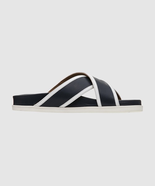 THOM BROWNE（トムブラウン）の「CRISS CROSS SANDAL W/ RWB ENAMEL BUCKLE IN VITELLO CALF LEATHER（サンダル・メンズ・ネイビー・8/7/9）」の2枚目の写真