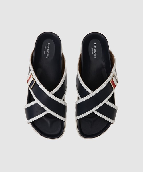 THOM BROWNE（トムブラウン）の「CRISS CROSS SANDAL W/ RWB ENAMEL BUCKLE IN VITELLO CALF LEATHER（サンダル・メンズ・ネイビー・8/7/9）」の5枚目の写真