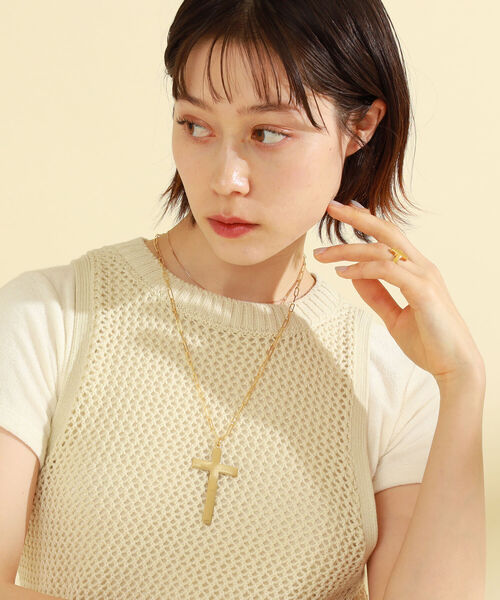 Ray BEAMS(レイビームス)の「Ray BEAMS / ビッグ クロス ネックレス(ネックレス・レディース・ゴールド・ONE SIZE)」の3枚目の写真